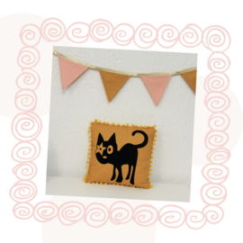 Sierkussen Hoshi de Kat | okergeel | 30 x 30 cm | Handgemaakt!