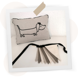 Lotje de Teckel kussen, beige sierkussen met pompons | 30 x 40 cm