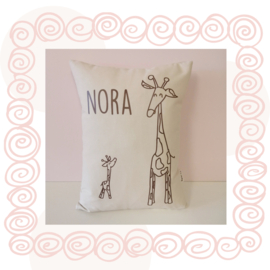 Handgemaakt Naamkussen - Giraffe | Gepersonaliseerd kussen