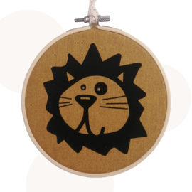 Wandring Lemmy de Leeuw | Mosterdgeel | 19 cm