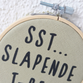 Wandhanger Rawr | dinokamer | Olijgroen | 11 cm