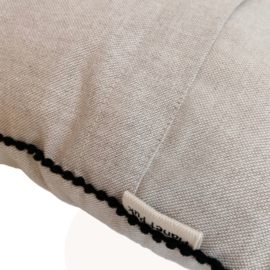 Teckel kussen Sunny – Beige sierkussen met pompons - 30 x 40 cm