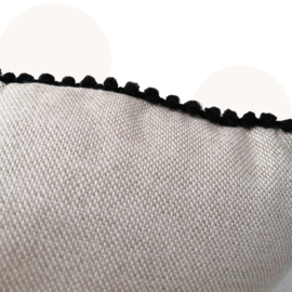 Teckel kussen Sunny – Beige sierkussen met pompons - 30 x 40 cm