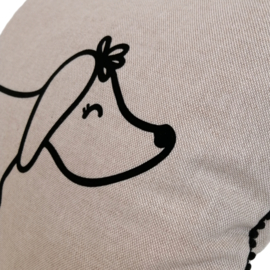 Lotje de Teckel kussen, beige sierkussen met pompons | 30 x 40 cm