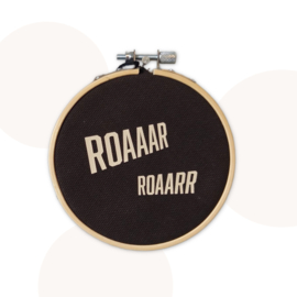 Wandhanger ROAAARR | Donkerbruin / Creme | 11 cm