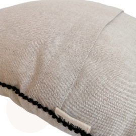 Teckel kussen Guus – Beige sierkussen met pompons - 30 x 40 cm