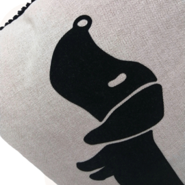 Jip de Teckel kussen, beige sierkussen met pompons