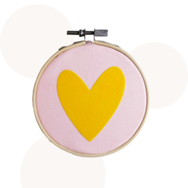 Bamboo ring, roze met geel hart | lieve wanddecoratie | 11cm
