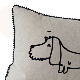 Teckel kussen Guus – Beige sierkussen met pompons - 30 x 40 cm