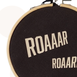 Wandhanger ROAAARR | Donkerbruin / Creme | 11 cm