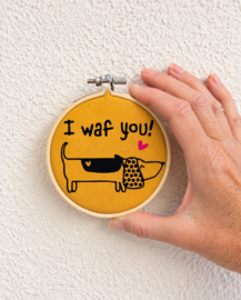 Ronde wandhanger Dot de Teckel – I waf you | Teckel decoratie | 11 cm