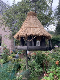 Voederhuis met rieten dak met ophang haak