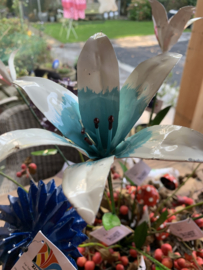 Wit blauwe bloem van metaal