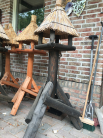 Voederhuis rieten dak type pestvogel zwart