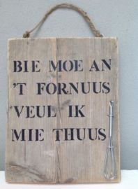 Tekstbord Bie moe an't fornuus...