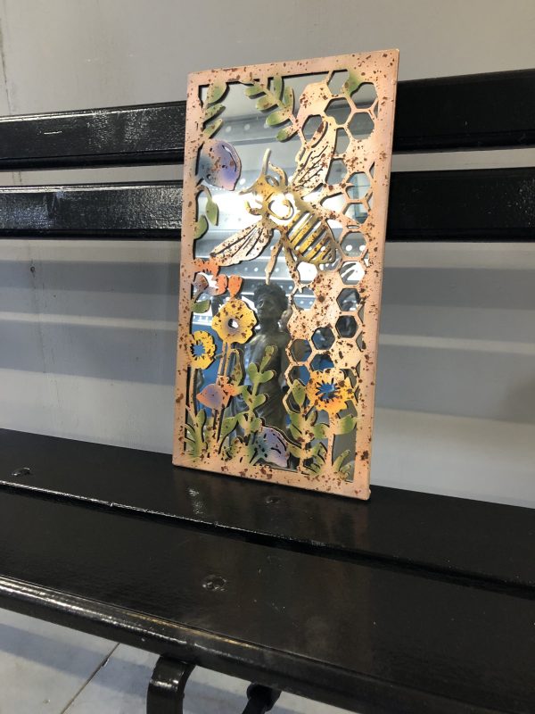 Spiegel met bloemetjes en een bij