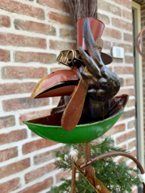 Tuinsteker vogel in roeibootje