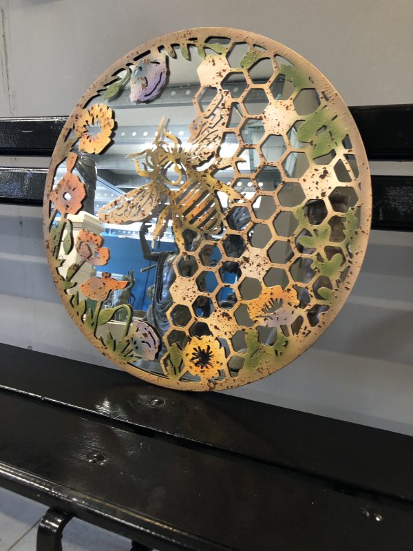 Rond spiegel met bloemetjes en een bij