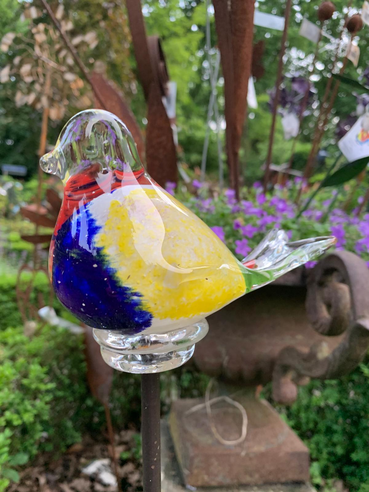 Vogel op staaf, gekleurd glas