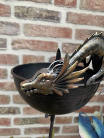 Vogelbad op tuinsteker met draak