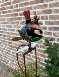 Tuinsteker vogel in roeibootje