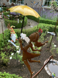 Balans meisje met gele paraplu, metaal