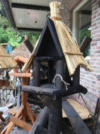 Vogelhuis/voederhuis  rieten dak met ruimte voor pindakaaspot