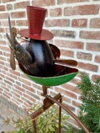 Tuinsteker vogel in roeibootje