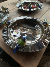 Voederschaal met gekleurde vogeltjes