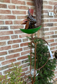 Tuinsteker vogel in roeibootje