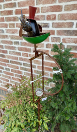 Tuinsteker vogel in roeibootje