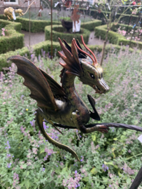 Vogelbad op tuinsteker met draak