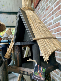 Vogelhuis/voederhuis  rieten dak met ruimte voor pindakaaspot
