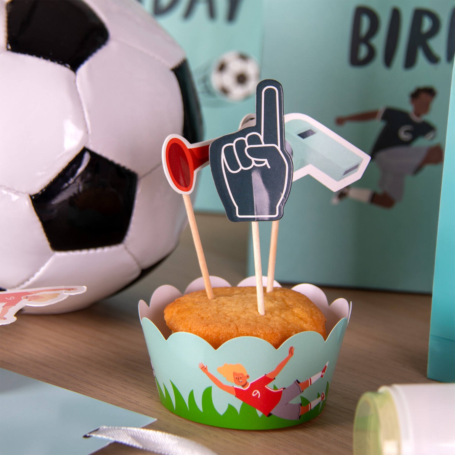 Decoratieset voor  6 voetbal cupcake traktaties