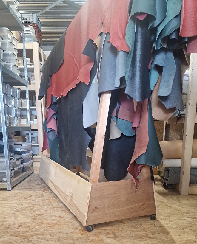 Verrijdbare lederbok op zwenkwielen