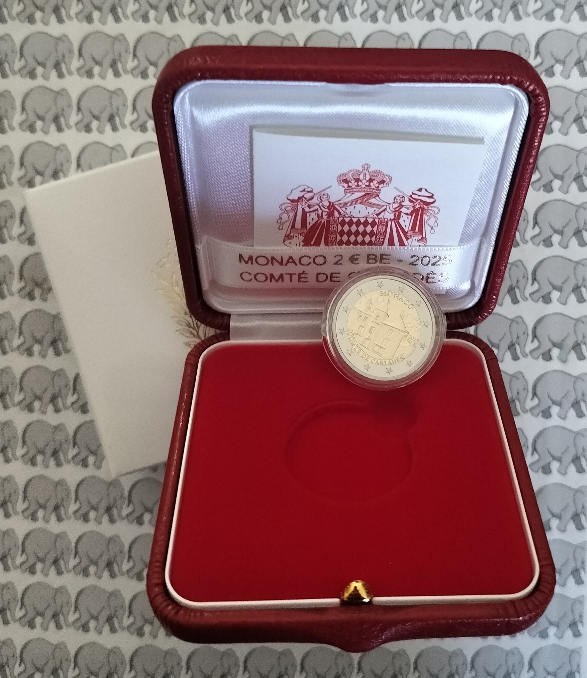 Monaco 2 euromunt CC 2025 (15e) "De oude huizen van Monaco: Carladès", proof in doosje met certificaat