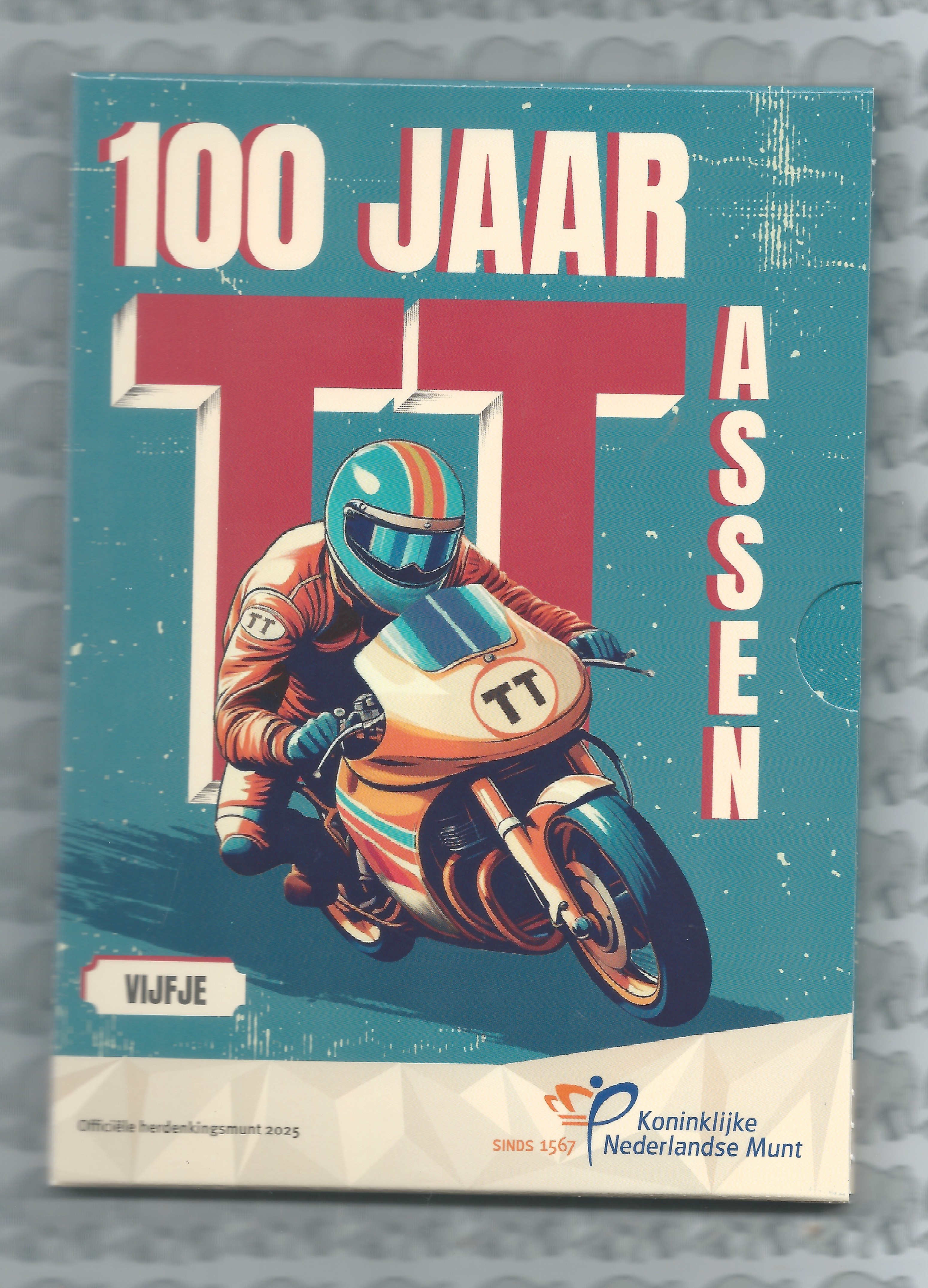 Nederland 5 euromunt 2025 (55e) "100 jaar TT Assen Vijfje" (zilver, proof in blister)