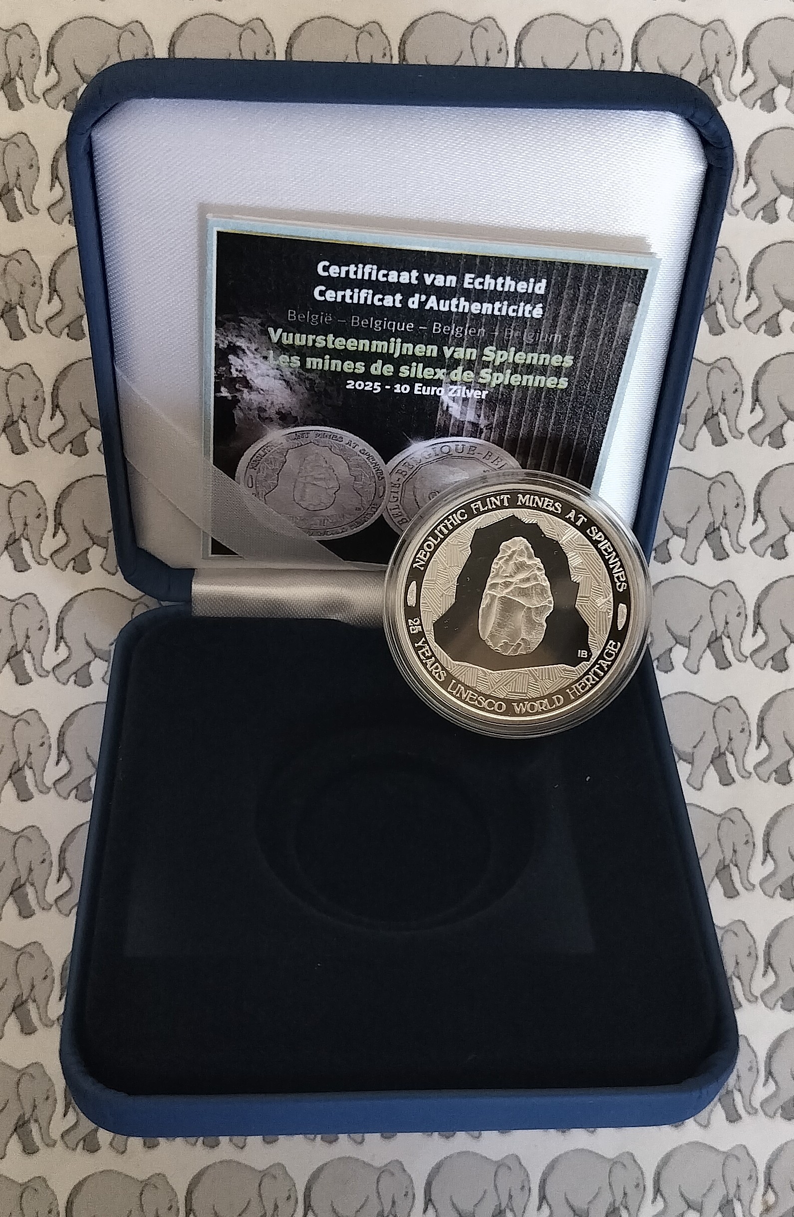België 10 euromunt 2025 "Neolitische Vuursteenmijnen Spiennes 25 jaar UNESCO Werelderfgoed", proof, zilver in blauw doosje met certificaat