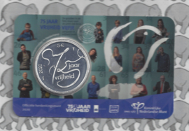 Nederland 5 euromunt 2020 (45e) "75 jaar vrijheid vijfje" (1e dag van uitgifte coincard in envelopje)