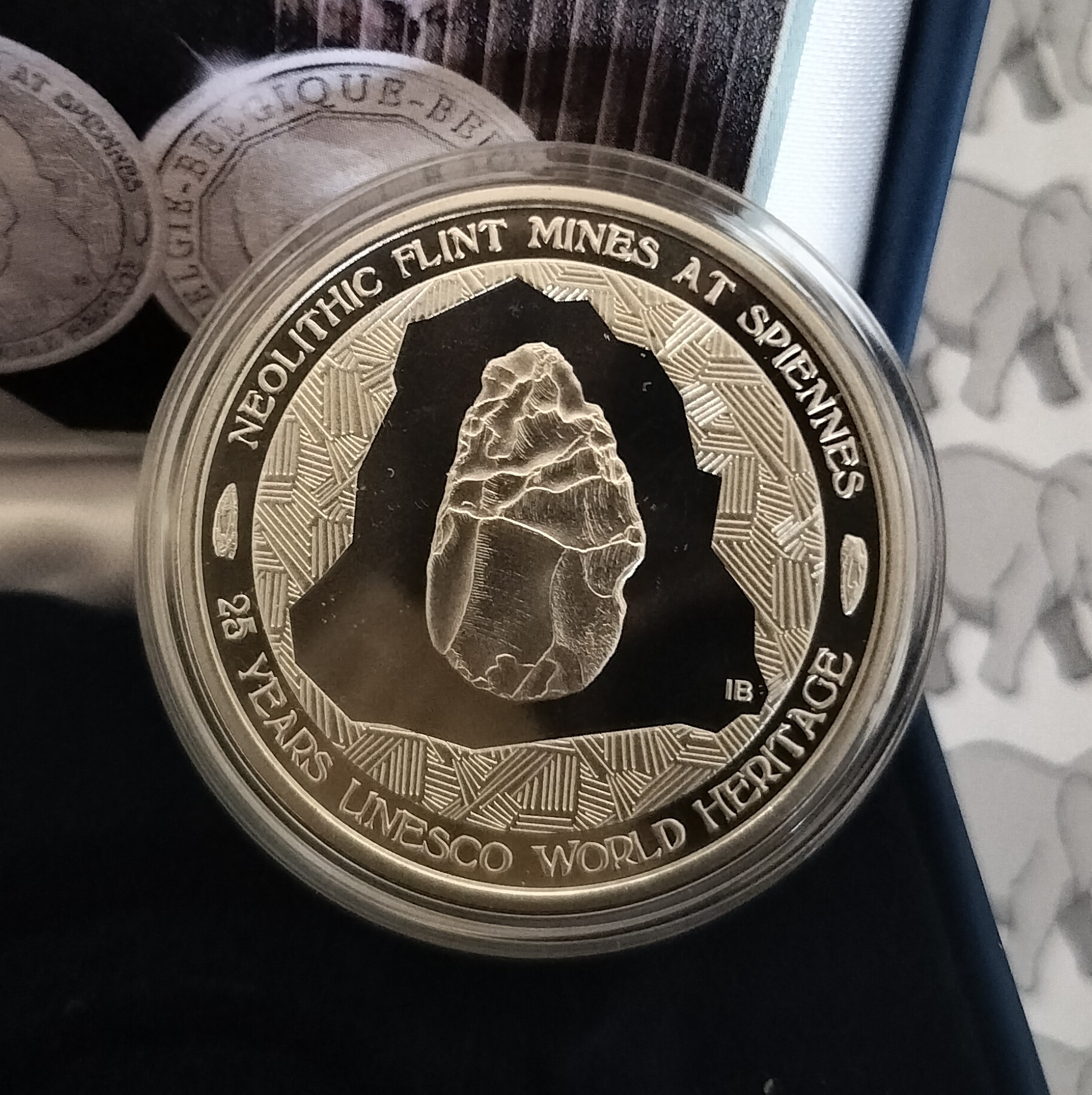 België 10 euromunt 2025 "Neolitische Vuursteenmijnen Spiennes 25 jaar UNESCO Werelderfgoed", proof, zilver in blauw doosje met certificaat