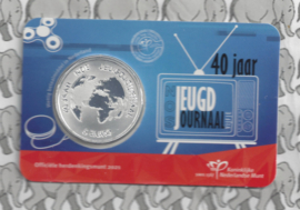 Nederland 5 euromunt 2021 (48e) "NOS Jeugdjournaal vijfje" (1e dag van uitgifte coincard in envelopje) 