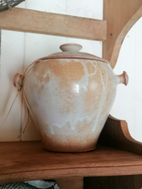 Vintage aardewerk pot met deksel.