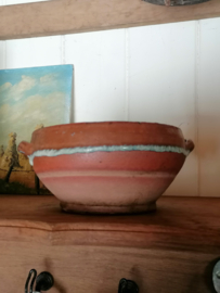 Antieke kom van aardewerk.