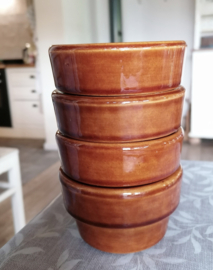 Vintage stapelbakjes van steengoed.