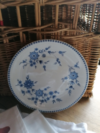 Brocante bord met blauwe bloemetjes.