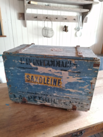 Oude blauwe petroleum kist uit Frankrijk.