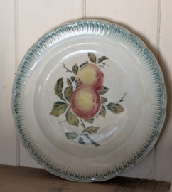Oud bordje met fruit.