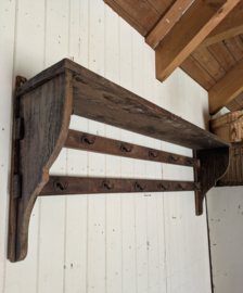Groot rustiek oud houten keukenrek.
