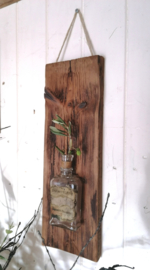 Houten hanger met antiek flesje.