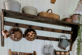 Groot rustiek oud houten keukenrek.